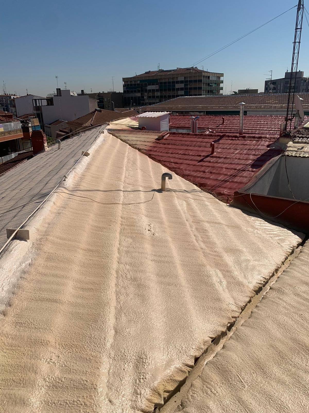 Tejado con espuma aislante de color claro