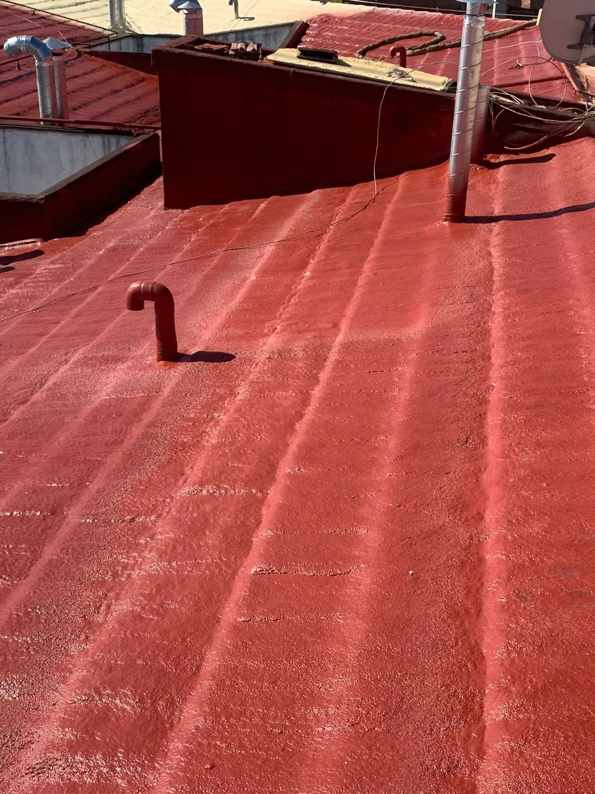 Superficie de tejado rojo recién tratada