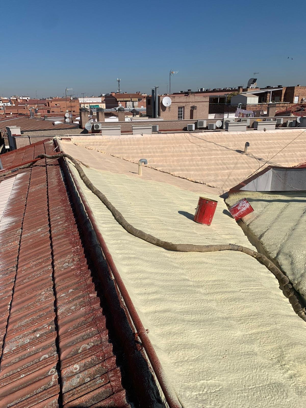 Tejado cubierto con espuma aislante en una azotea